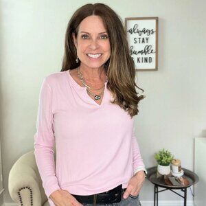 Cabi 4366 Simple Tee Pink Carnation Fall 2022 Medium EUC